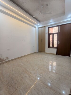 Room in 3 BHK Apartment at Chattarpur – for Rent