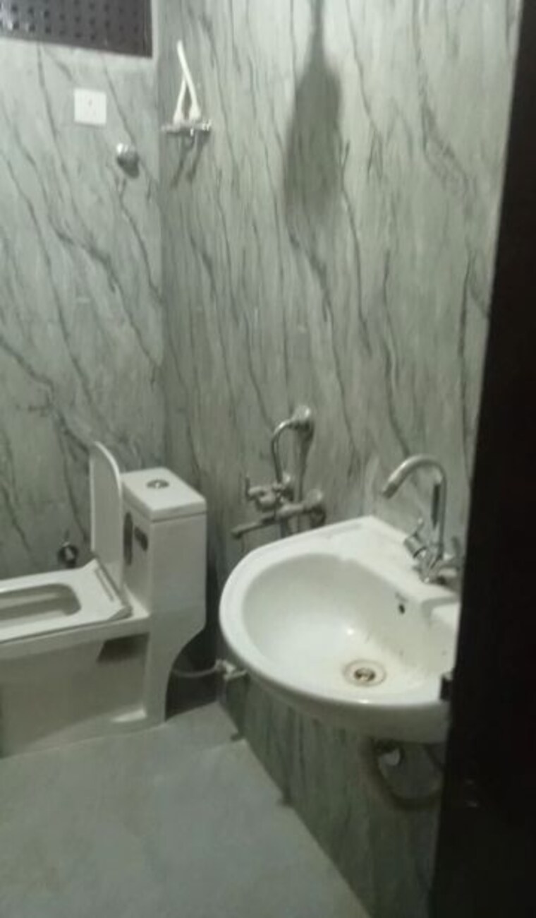 Bathroom, bliss-heights 1 Bedroom 400 Sq.Ft. Builder Floor In Sector 104 Noida 10028298