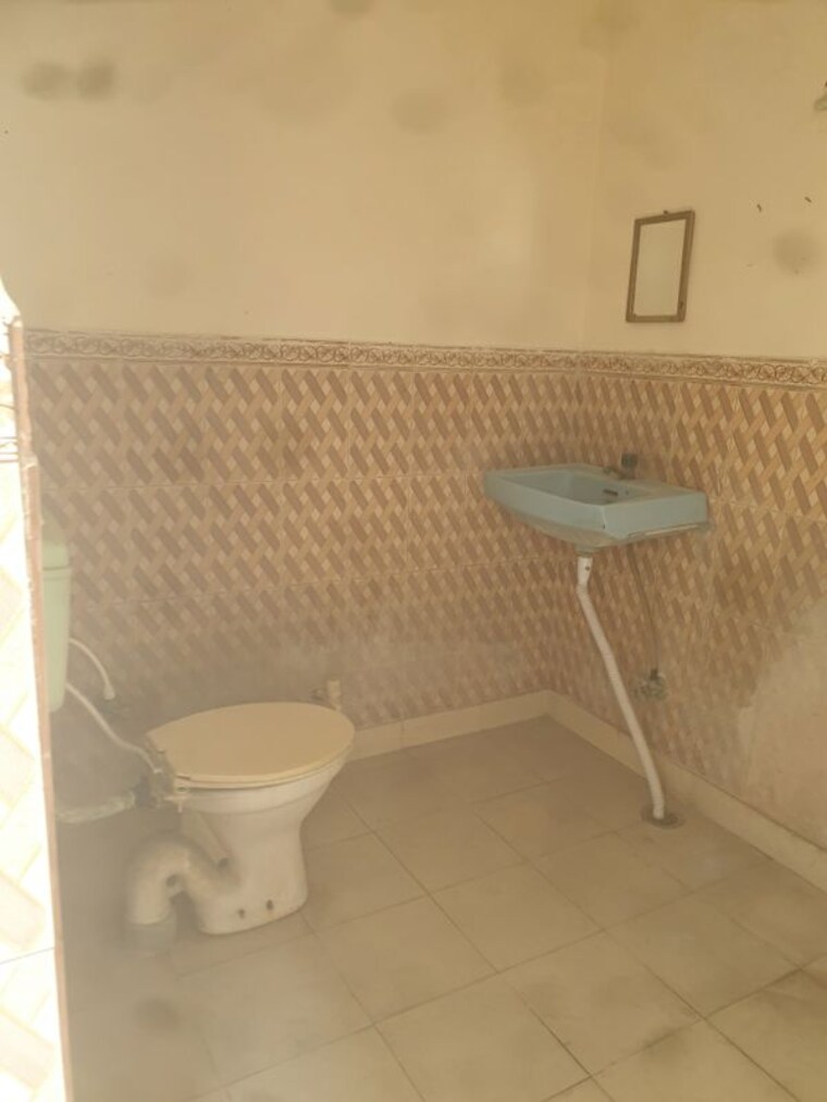 Bathroom, sector 16 2 Bedroom 1250 Sq.Ft. Independent House In Sector 16 Faridabad 10028395