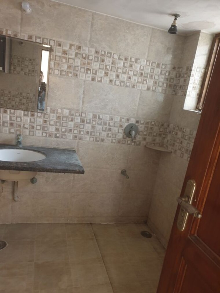 Bathroom, sector 16 2 Bedroom 1250 Sq.Ft. Independent House In Sector 16 Faridabad 10028395