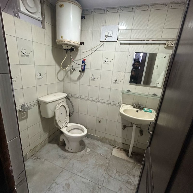 Bathroom, amrit nagar 1 Bedroom 450 Sq.Ft. Builder Floor In Amrit Nagar Delhi 10028461