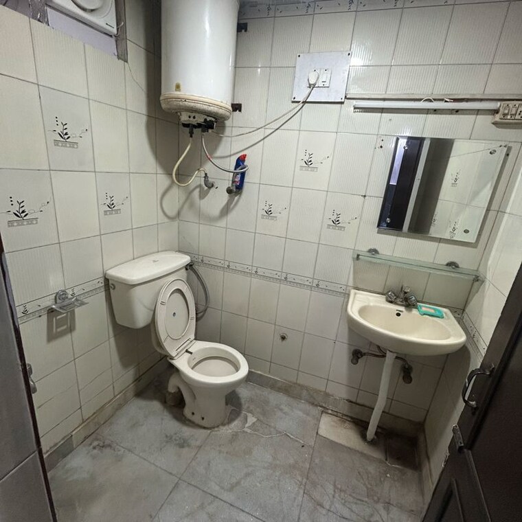 Bathroom, amrit nagar 1 Bedroom 450 Sq.Ft. Builder Floor In Amrit Nagar Delhi 10028461