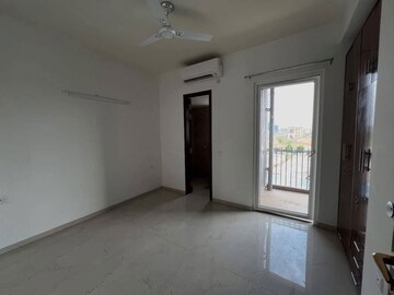 Room in 3 BHK Apartment at Smart World Orchard, Sector 61 – for Rent