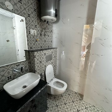 Bathroom in 1 BHK Builder Floor at Sector 43 – for Rent