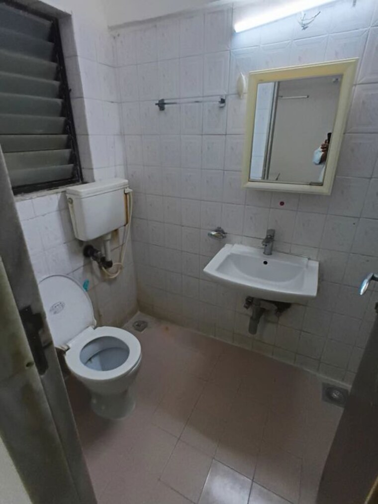 Bathroom, lokhandwala-whispering-palms 3 Bedroom 1165 Sq.Ft. Apartment In Kandivali East Mumbai 10028656