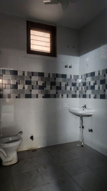 Bathroom in 3.5 BHK Builder Floor at SRS Tower, Sector 31 – for Rent