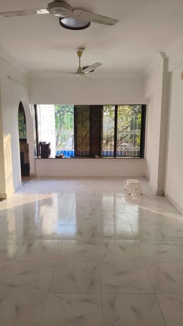 Room in 2 BHK Apartment at Karachi Citizens CHS, Juhu – for Rent
