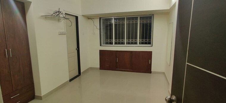 Room, bandra east 3 Bedroom 1100 Sq.Ft. Apartment In Bandra East Mumbai 10029036