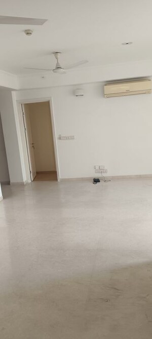 Room in 3 BHK Apartment at DLF Park Place, Sector 54 – for Rent