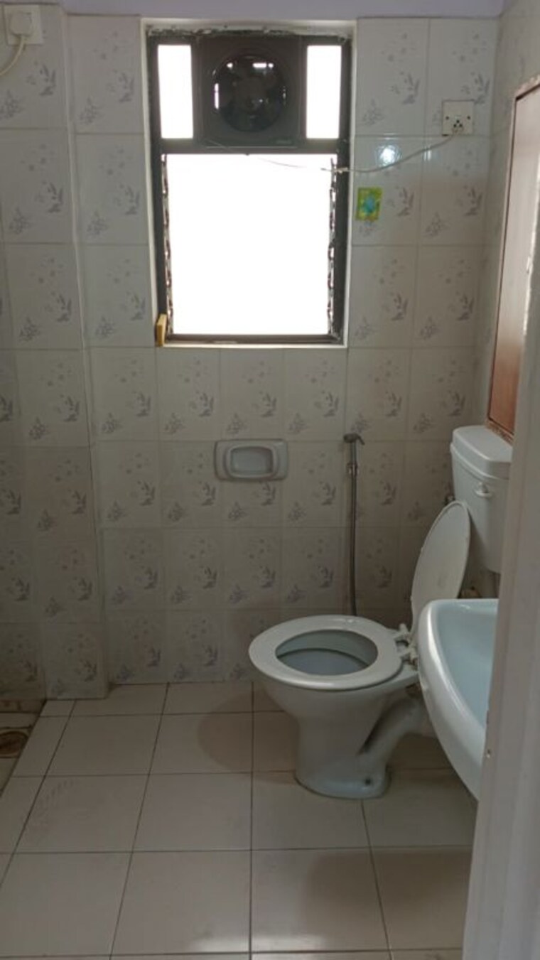 Bathroom, tata-glendale 3 Bedroom 1300 Sq.Ft. Apartment In Vasant Vihar Thane 10029157