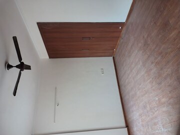 Room in 2.5 BHK Apartment at Amrapali Leisure Park, Amrapali Leisure Valley – for Rent