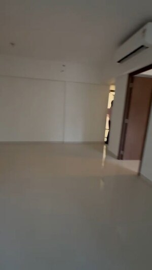 Room in 3 BHK Apartment at Lodha Amara, Kolshet Road – for Rent