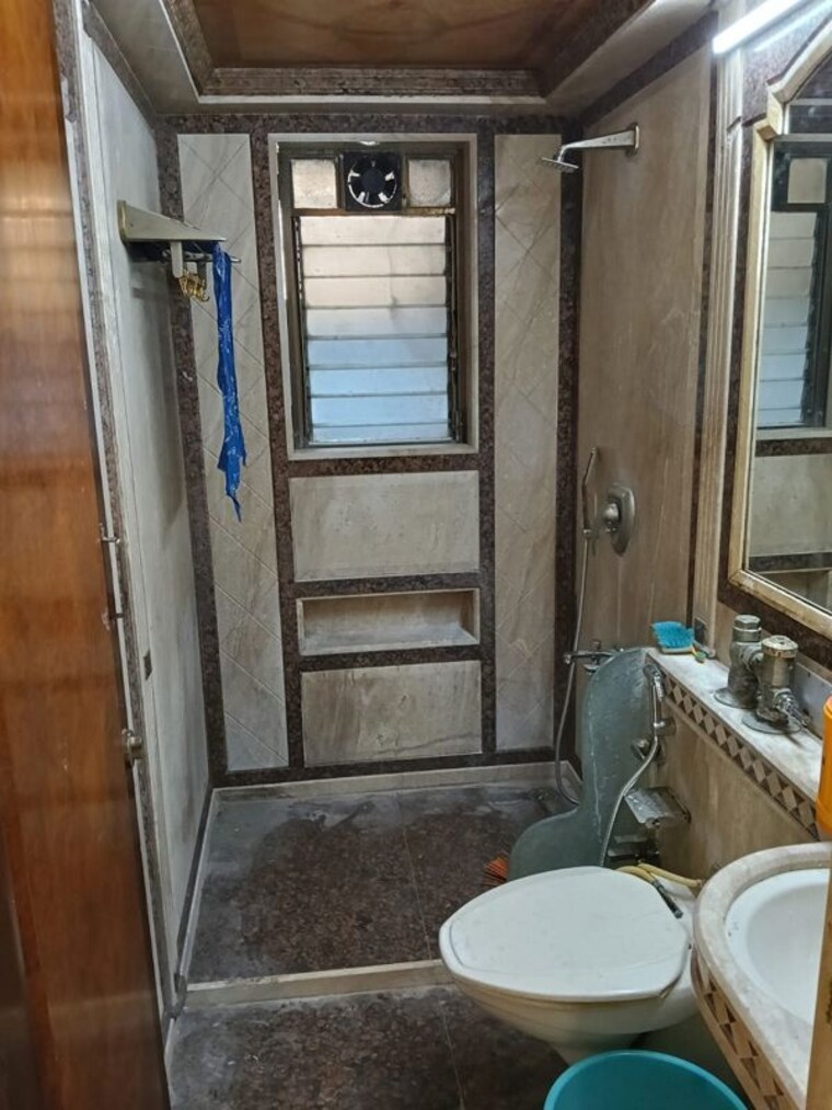 Bathroom, santacruz west 2 Bedroom 700 Sq.Ft. Apartment In Santacruz West Mumbai 10030080