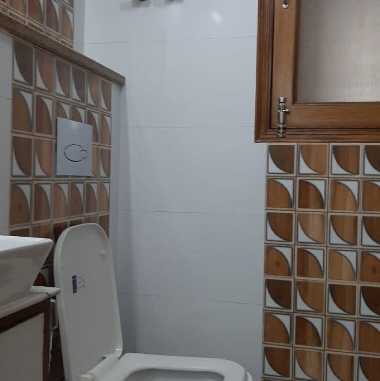 Bathroom, lajpat nagar i 2 Bedroom 900 Sq.Ft. Builder Floor In Lajpat Nagar I Delhi 10030508