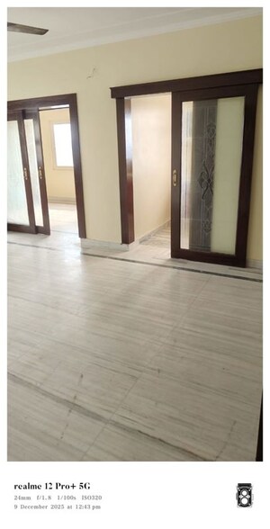 Room in 3 BHK Apartment at Malhar Apartments Mahanagar, Mahanagar – for Rent