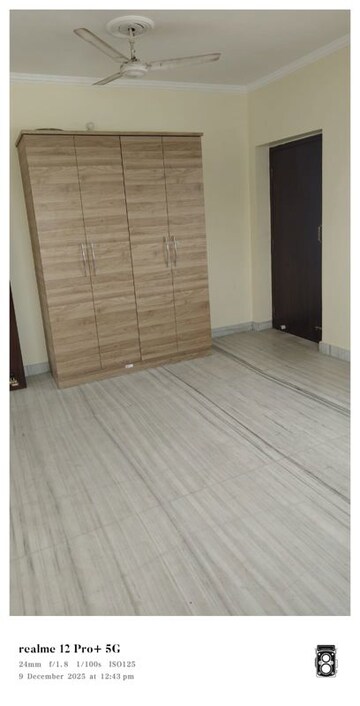 Room in 3 BHK Apartment at Malhar Apartments Mahanagar, Mahanagar – for Rent