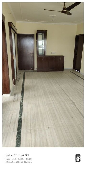 Room in 3 BHK Apartment at Malhar Apartments Mahanagar, Mahanagar – for Rent