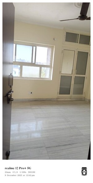 Room in 3 BHK Apartment at Malhar Apartments Mahanagar, Mahanagar – for Rent