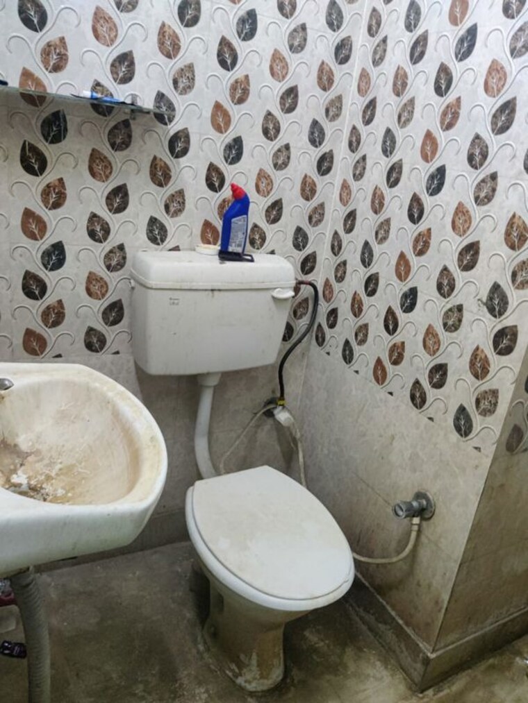 Bathroom, mayur vihar 1.5 Bedroom 450 Sq.Ft. Builder Floor In Mayur Vihar Delhi 10031239