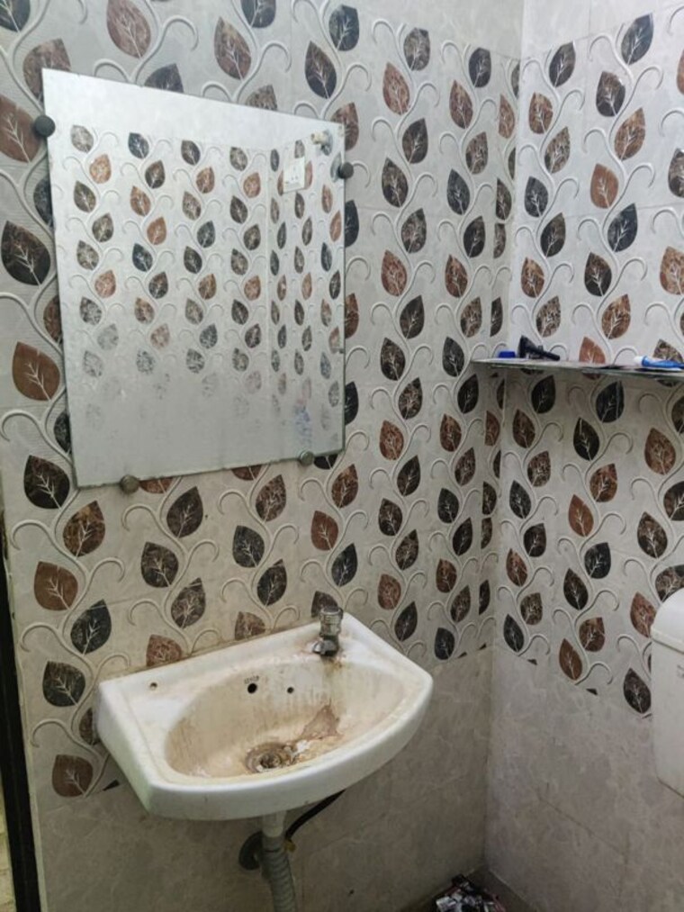Bathroom, mayur vihar 1.5 Bedroom 450 Sq.Ft. Builder Floor In Mayur Vihar Delhi 10031239
