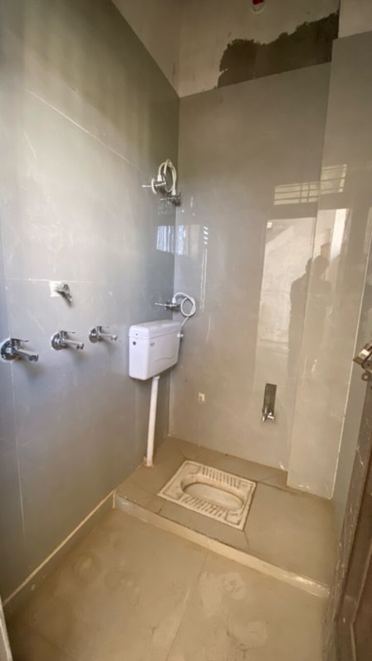 Bathroom, khatu-shyam-enclave 2 Bedroom 76 Sq.Yd. Independent House In Duhai Ghaziabad 10032050