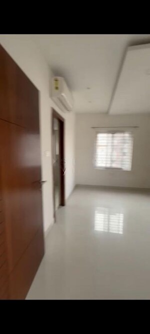 Room in 3 BHK Apartment at Movie Towers, Kokapet – for Rent