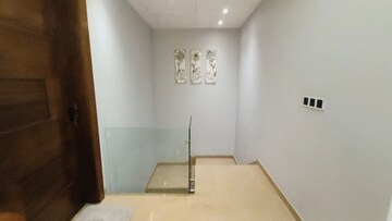 Room in 5 BHK Builder Floor at Dlf Phase V – for Sale