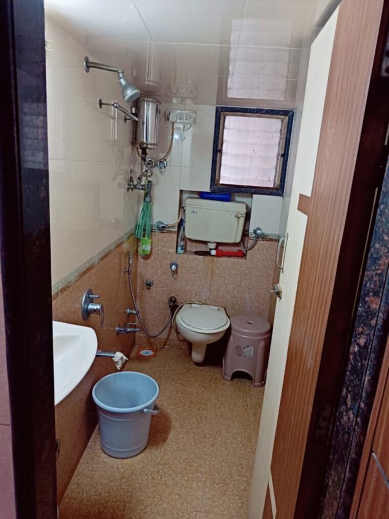 Bathroom, rajendra-chs 3 Bedroom 1000 Sq.Ft. Apartment In Andheri East Mumbai 10032362