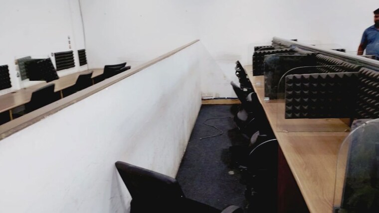 Balcony, sector 65 Commercial Office Space in IT/SEZ 4000 Sq.Ft. In Sector 65 Noida 10032318