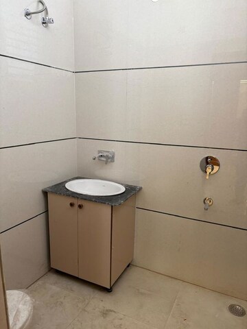 Bathroom in 5 BHK Independent House at Ghazipur – for Sale