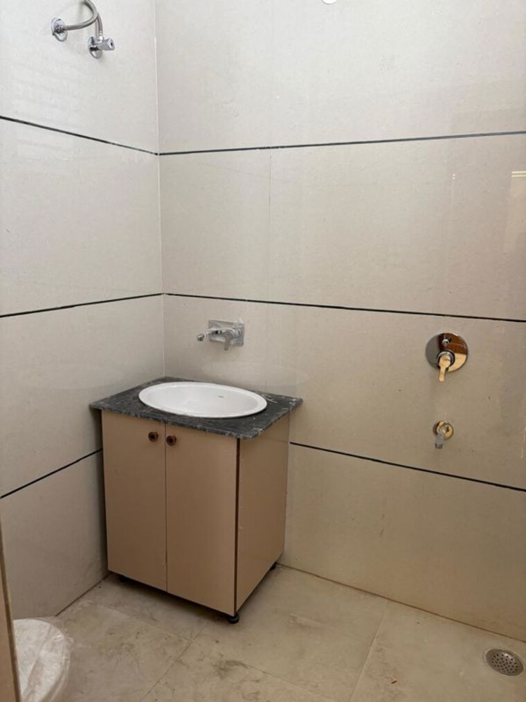 Bathroom, ghazipur 5 Bedroom 2400 Sq.Ft. Independent House In Ghazipur Zirakpur 10032556