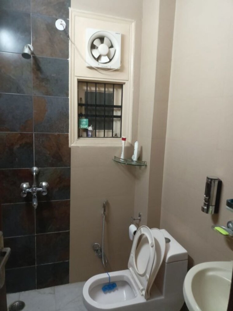 Bathroom, safdarjung development area 3 Bedroom 1125 Sq.Ft. Builder Floor In Safdarjung Development Area Delhi 10032576