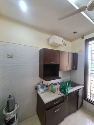 Team Area in 3 BHK Builder Floor at Nehru Enclave – for Rent