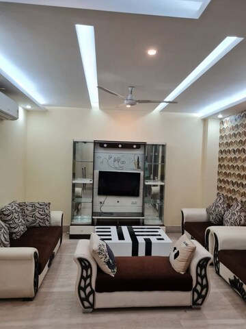 Team Area in 3 BHK Builder Floor at Nehru Enclave – for Rent