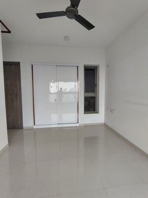 Room in 2 BHK Apartment at Kalpataru Paramount, Kapur Bawdi – for Sale