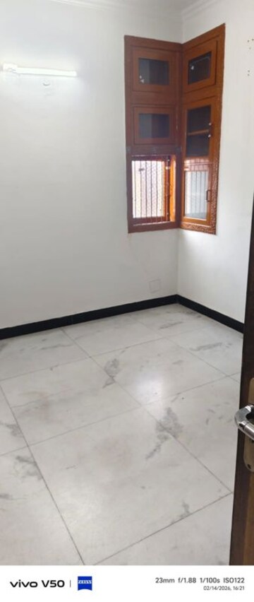 Room in 3 BHK Apartment at Sector 5 Dwarka – for Rent