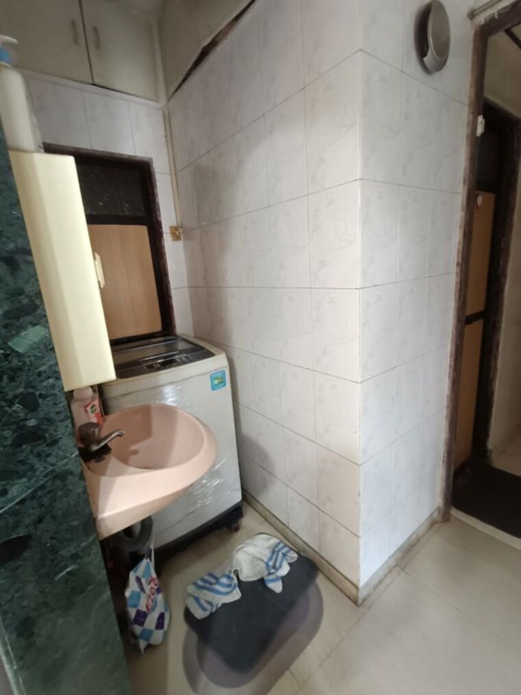 Bathroom, vineet-towers 3.5 Bedroom 1000 Sq.Ft. Apartment In Andheri West Mumbai 10033062