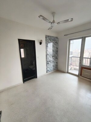 Room in 2 BHK Apartment at DLF Regency Park I, Dlf Phase iv – for Rent