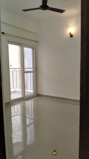 Room in 3 BHK Apartment at Amrapali Golf Homes, Sector 4 Greater Noida – for Sale