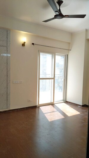 Room in 3 BHK Apartment at Amrapali Golf Homes, Sector 4 Greater Noida – for Sale
