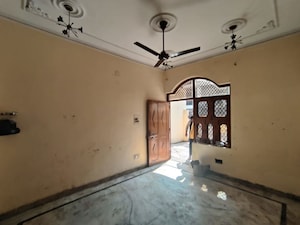 Room in 4 BHK Builder Floor at Green Fields Colony – for Rent