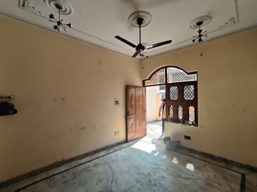 Room in 4 BHK Builder Floor at Green Fields Colony – for Rent