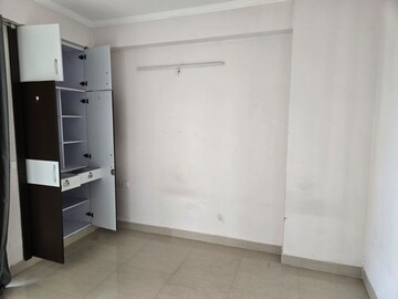 Room in 3 BHK Apartment at Amrapali Golf Homes, Sector 4 Greater Noida – for Rent