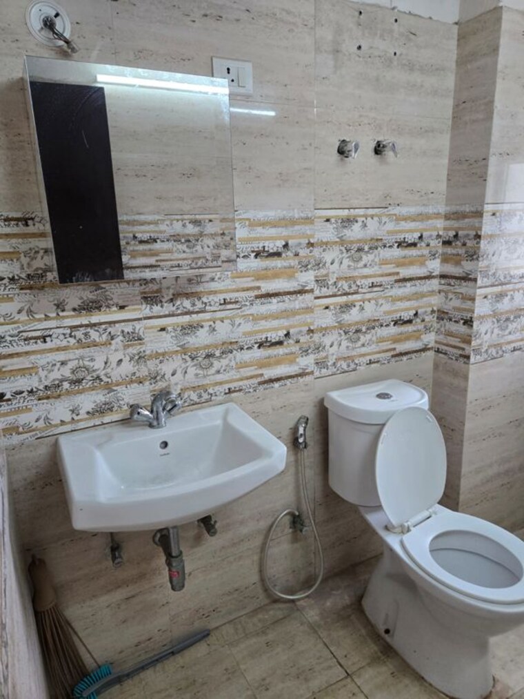 Bathroom, amrapali-golf-homes 3 Bedroom 1595 Sq.Ft. Apartment In Sector 4 Greater Noida Greater Noida 10033404