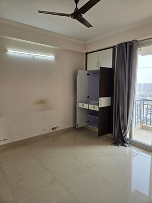 Room in 3 BHK Apartment at Amrapali Golf Homes, Sector 4 Greater Noida – for Rent