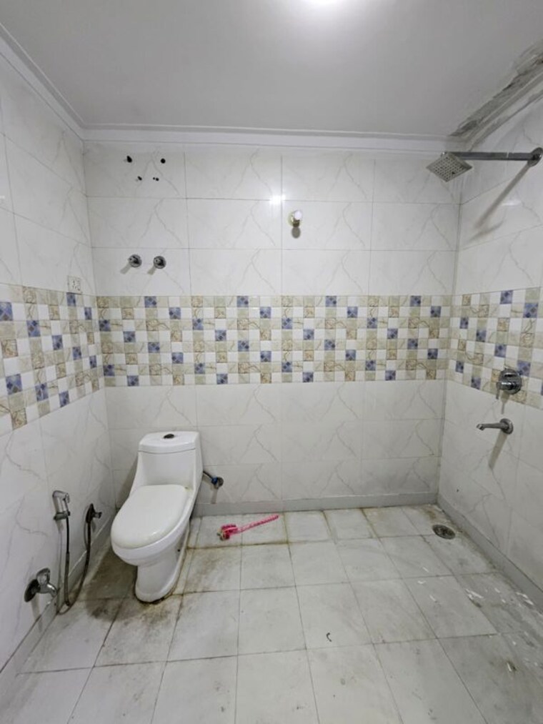 Bathroom, green fields colony 3 Bedroom 200 Sq.Yd. Builder Floor In Green Fields Colony Faridabad 10033411