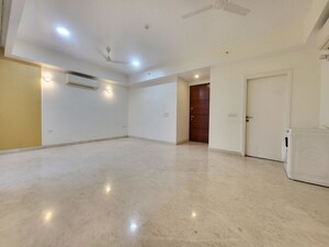 Room in 4 BHK Apartment at DLF The Primus, Sector 82a – for Sale