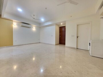 Room in 4 BHK Apartment at DLF The Primus, Sector 82a – for Sale