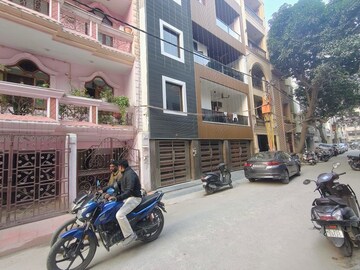 Parking in 3 BHK Builder Floor at Gagan Vihar – for Sale