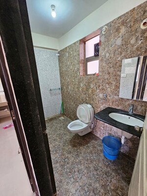 Bathroom in 2 BHK Apartment at Dona Paula – for Rent